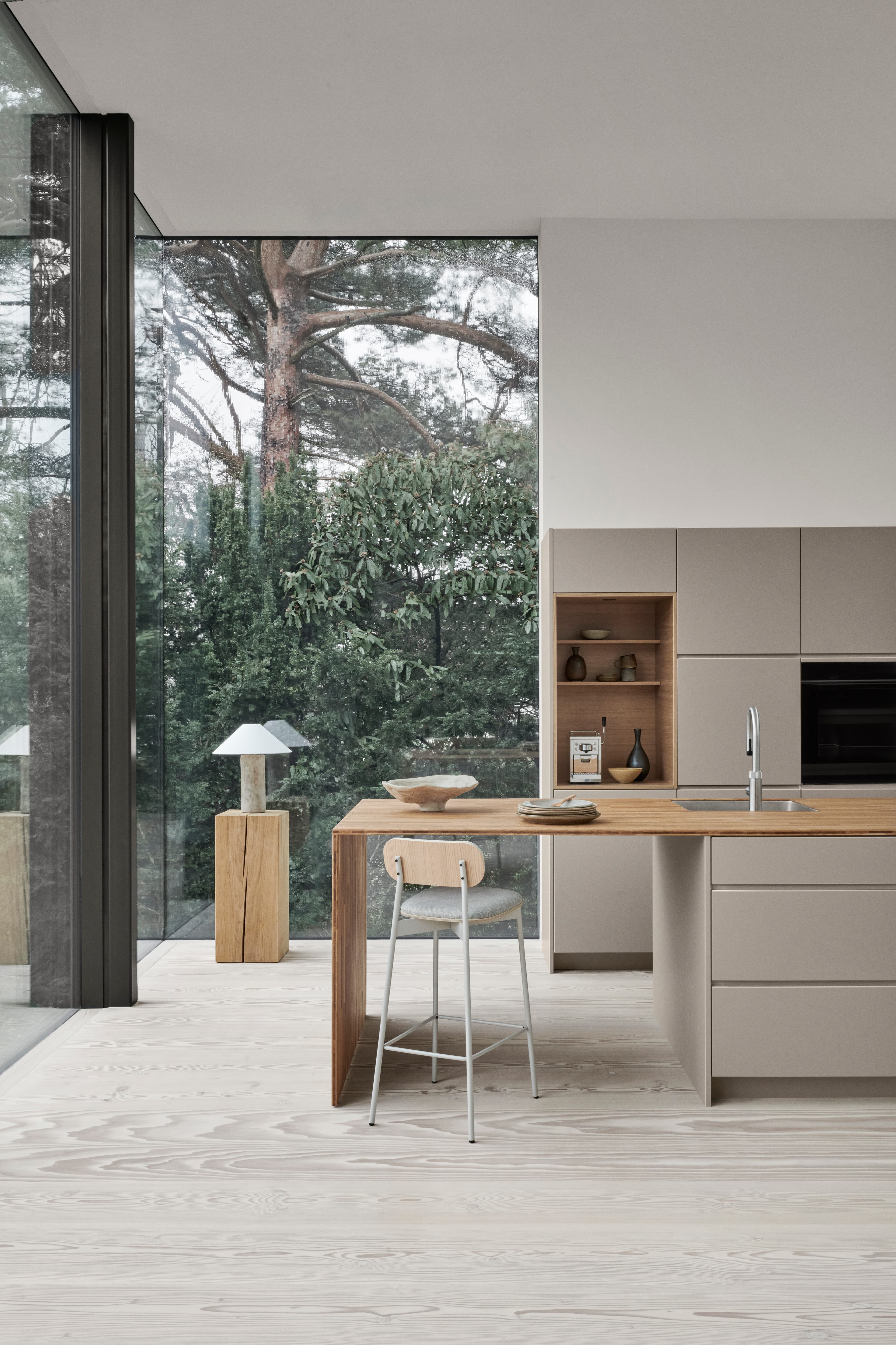 Cocina MANO arizona beige con un diseño elegante y minimalista, con armarios sin tiradores y electrodomésticos integrados, que encarna la elegancia nórdica.